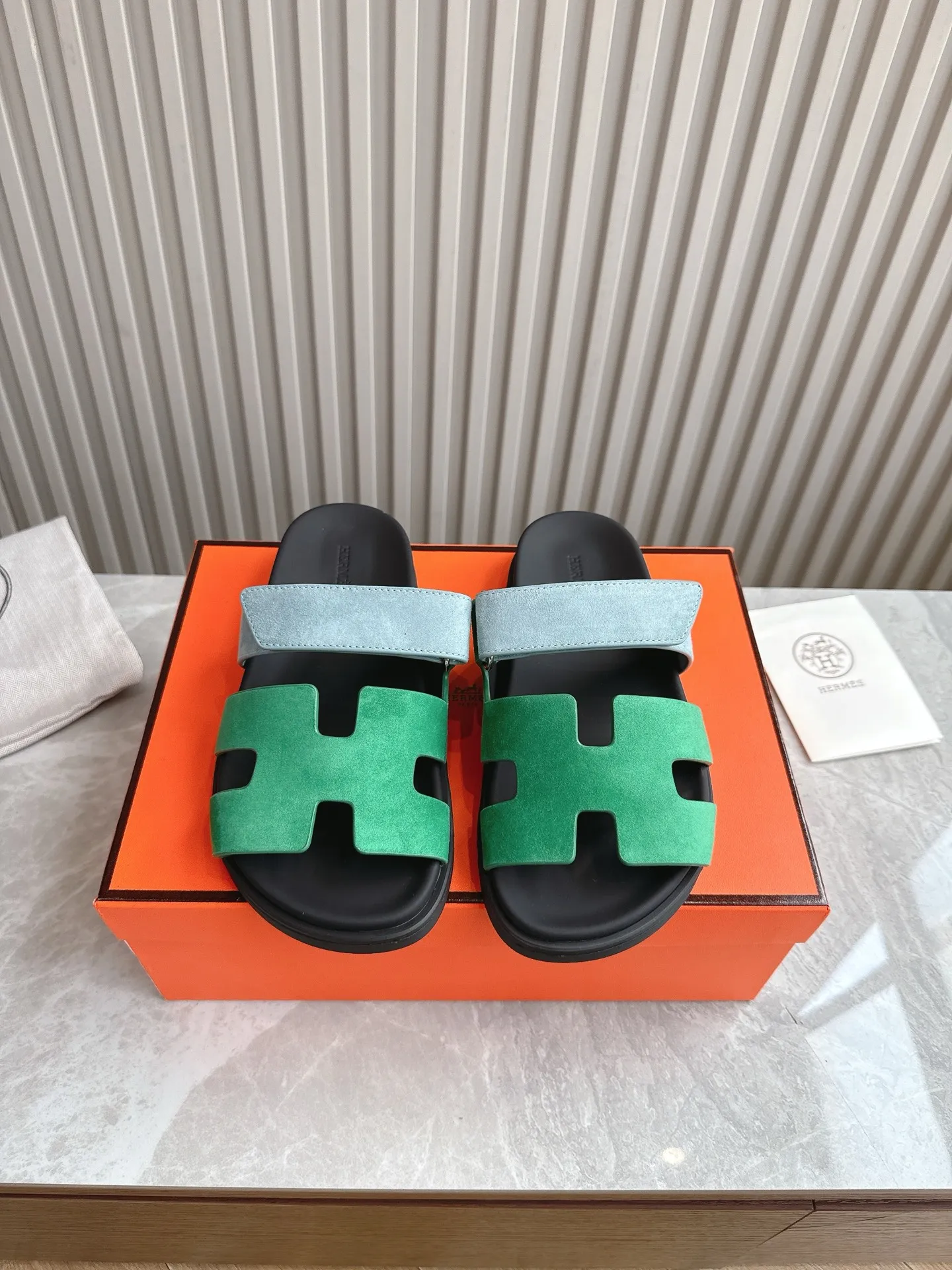 p480🐮🐮Couple model (top version) H family 2024 spring and summer new style HERMES Hermes' recently popular couple model pig nose angle sandals and slippers, paired with various colorful socks, popular. Upper: imported original deerskin (the genuine leather edging is not ordinary super migration). Lining: imported genuine leather. Outsole: Tpu non-slip and wear-resistant outsole. Size: Female 35-42 (40/42 non-returnable and non-exchangeable) Male size: 39-45 (45 non-refundable and non-exchangeable)